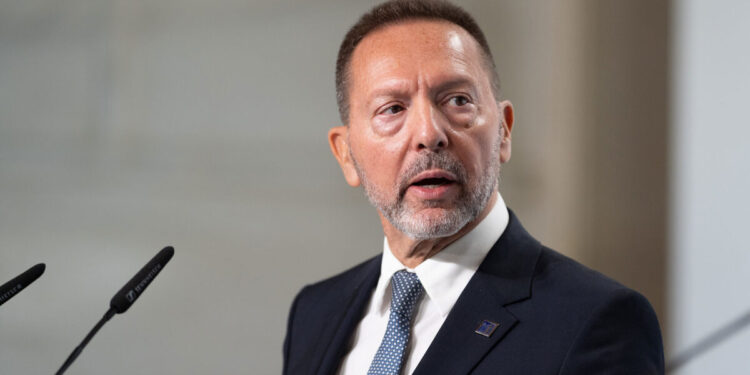 Στουρνάρας: Στο 2% το επιτόκιο της ΕΚΤ μέχρι το φθινόπωρο