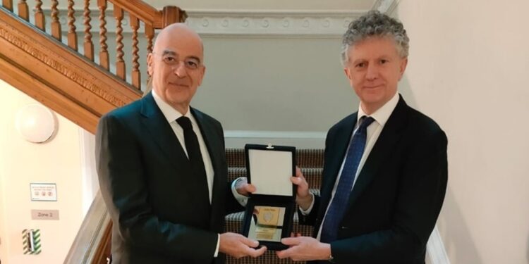 Συνάντηση Δένδια με τον Σύμβουλο Ασφαλείας του Ηνωμένου Βασιλείου