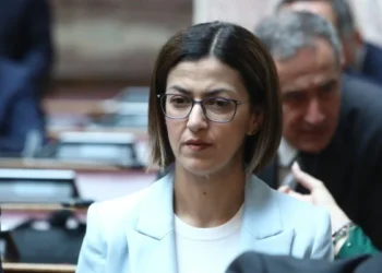 «Βγήκαν» τα μαχαίρια στη Βουλή: Ένταση Αγαπηδάκη - Βελόπουλου για τον θάνατο του Καλογήρου