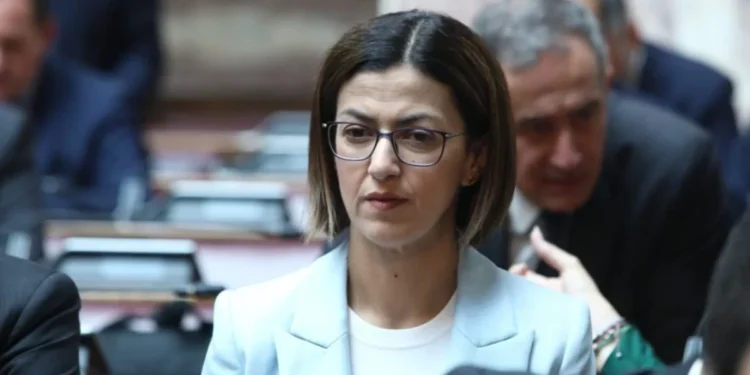 «Βγήκαν» τα μαχαίρια στη Βουλή: Ένταση Αγαπηδάκη - Βελόπουλου για τον θάνατο του Καλογήρου