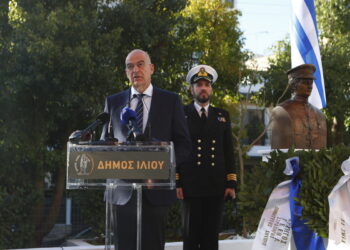 Ο Νίκος Δένδιας παρέστη στην τελετή αποκαλυπτηρίων της προτομής του πλοιάρχου Έκτορα Γιαλοψού