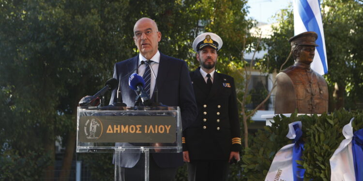 Ο Νίκος Δένδιας παρέστη στην τελετή αποκαλυπτηρίων της προτομής του πλοιάρχου Έκτορα Γιαλοψού