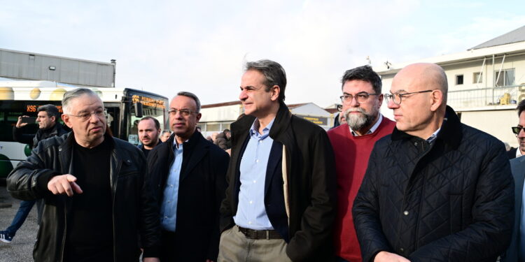 Μητσοτάκης στο αμαξοστάσιο του Ρέντη: Σκοπός μας είναι να έχουμε 900 λεωφορεία έως τα μέσα του 2025 (εικόνες)