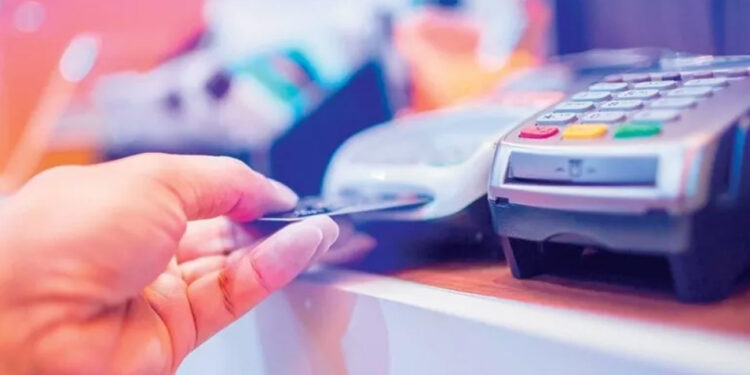 Επιδόματα: Πότε θα εφαρμοστεί η πληρωμή μέσω προπληρωμένη κάρτας – 25 χρηστικές ερωτήσεις και απαντήσεις