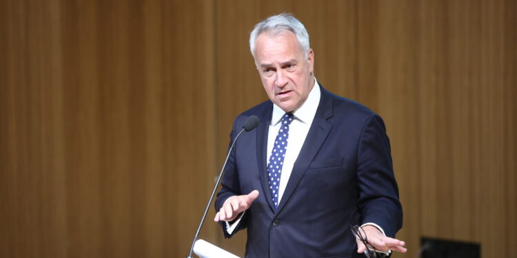 Βορίδης: Ανοικτό το ενδεχόμενο για περαιτέρω μειώσεις των τραπεζικών χρεώσεων