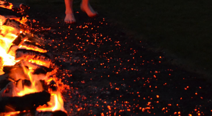 Σε αναμμένα κάρβουνα… – Today Press