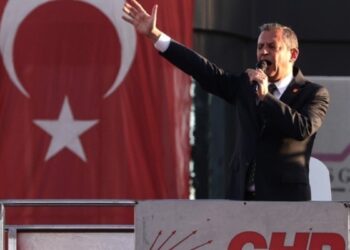 Ο ηγέτης της αντιπολίτευσης καταγγέλλει την κακοποίηση των συλληφθέντων φοιτητών