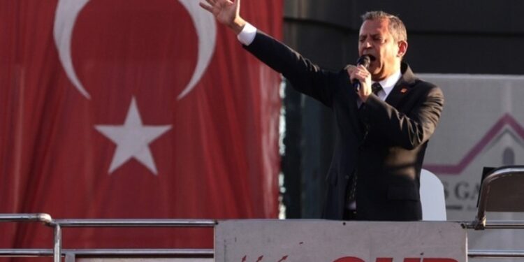 Ο ηγέτης της αντιπολίτευσης καταγγέλλει την κακοποίηση των συλληφθέντων φοιτητών