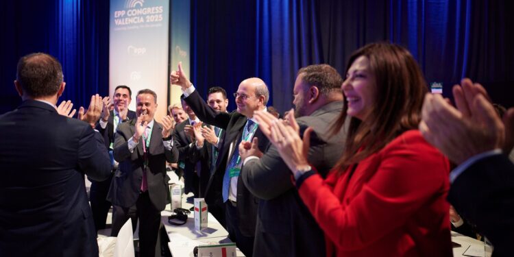 Κωστής Χατζηδάκης - δίνει μάχες