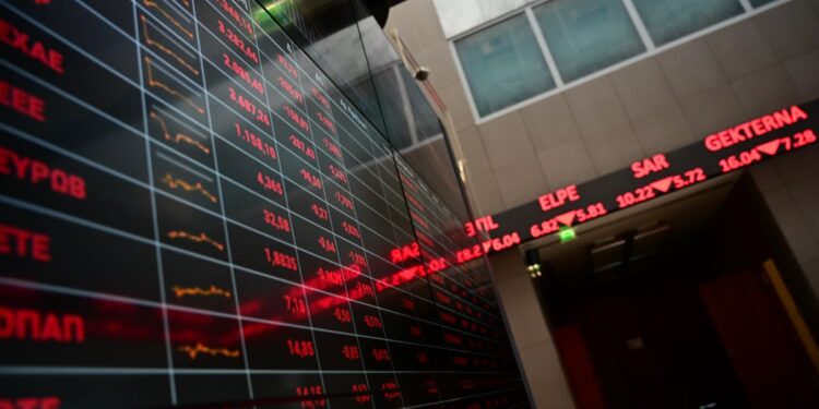 Κοκκίνισε το ταμπλό μετά τις ανακοινώσεις Τραμπ