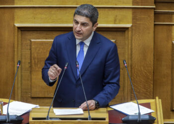 Ο άδειος λόγος ενός κόμματος που φθίνει και ενός αρχηγού που δεν τον ακούει κανείς