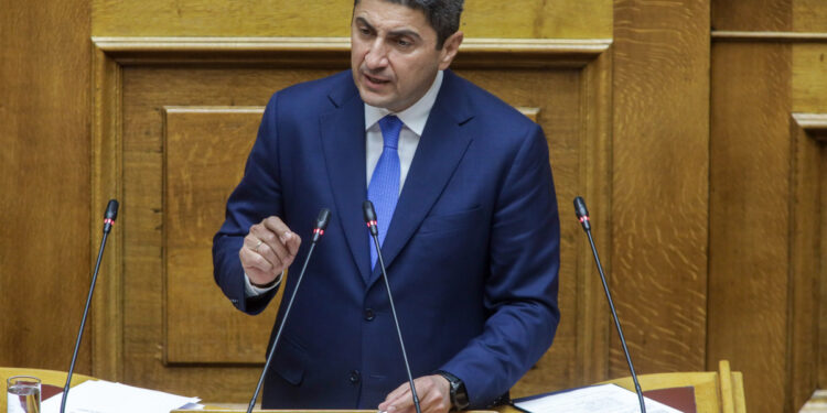 Ο άδειος λόγος ενός κόμματος που φθίνει και ενός αρχηγού που δεν τον ακούει κανείς