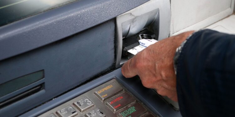 Ποια μέρα θα εμφανιστούν στα ΑΤΜ τα επιδόματα