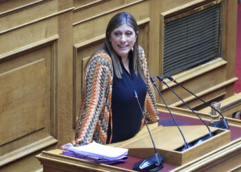 Στη σέντρα τα ΜΜΕ