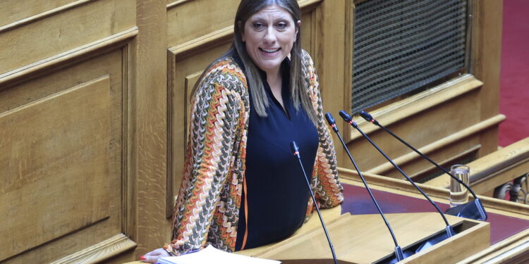 Στη σέντρα τα ΜΜΕ