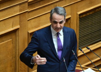 Σε υψηλούς τόνους η απάντηση Μητσοτάκη στη Βουλή για τα Τέμπη