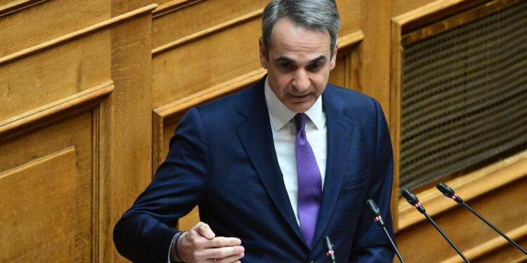 Σε υψηλούς τόνους η απάντηση Μητσοτάκη στη Βουλή για τα Τέμπη