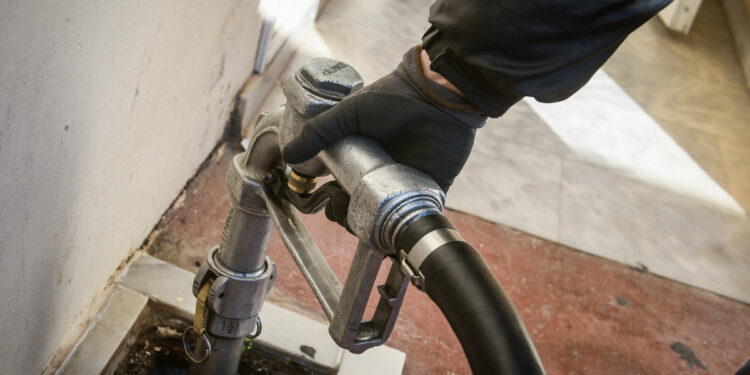 Πόλεμος Ισραήλ – Ιράν: Πού οδεύει η τιμή των καυσίμων στην Ελλάδα – Φόβοι για νέο κύμα ανατιμήσεων