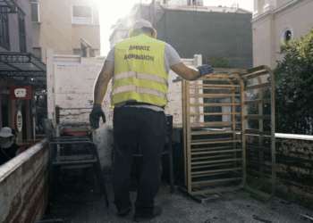 «Καμπάνα» από τον δήμο Αθηναίων για αυθαιρεσίες στον δημόσιο χώρο και QR code σε κάθε κατάστημα