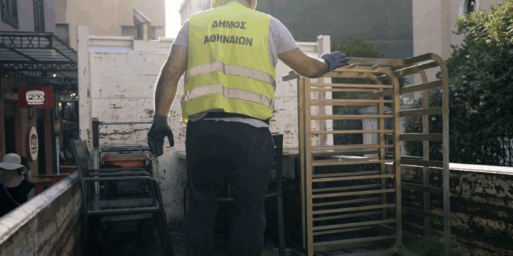 «Καμπάνα» από τον δήμο Αθηναίων για αυθαιρεσίες στον δημόσιο χώρο και QR code σε κάθε κατάστημα