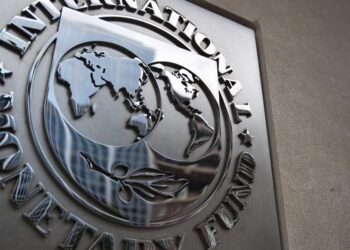 Αναβαθμίζει τις προβλέψεις για την παγκόσμια οικονομία – «Ανάσα» από την αποκλιμάκωση των δασμών