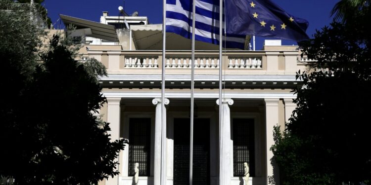 Αθήνα σε «modus κρίσης» μετά τον εκβιασμό Χαφτάρ – Στο τραπέζι η αναστολή ασύλου και κλειστά κέντρα στην Κρήτη- Ενημερώνεται ο Μητσοτάκης