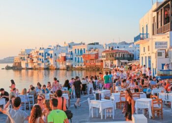 Υπ. Εργασίας για δηλωθείσες υπερωρίες: Αύξηση 1.055% στον τουρισμό