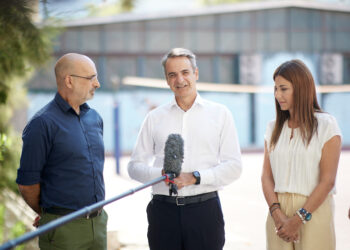 Επίσκεψη Μητσοτάκη στο 3ο Γυμνάσιο Ζωγράφου, που αναβαθμίζεται στο πλαίσιο του προγράμματος «Μαριέττα Γιαννάκου»