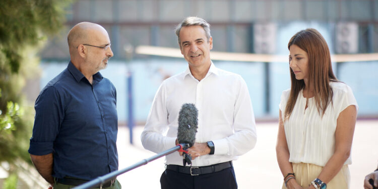 Επίσκεψη Μητσοτάκη στο 3ο Γυμνάσιο Ζωγράφου, που αναβαθμίζεται στο πλαίσιο του προγράμματος «Μαριέττα Γιαννάκου»