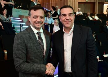 Δίνουν τα χέρια