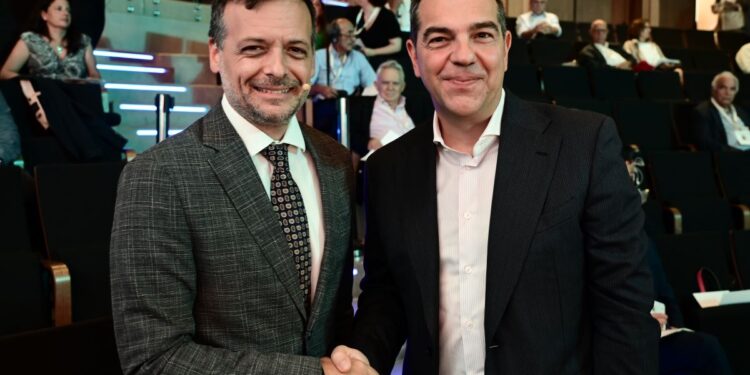 Δίνουν τα χέρια