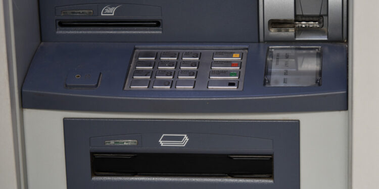 Από τη Δευτέρα δωρεάν αναλήψεις από τα ΑΤΜ των ελληνικών τραπεζών