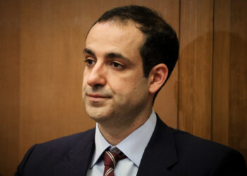 Καλείται να βάλει πλάτη