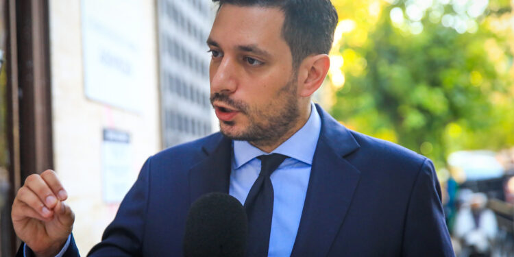 Όσοι φεύγετε για διακοπές σήμερα, δείτε αυτό το βίντεο