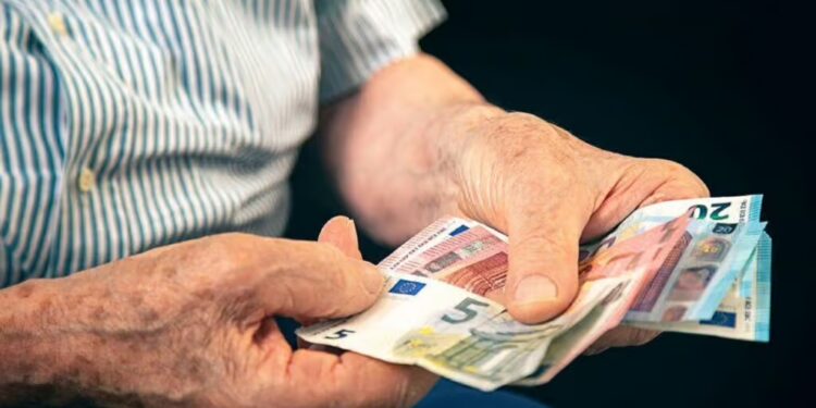 Τέλη Αυγούστου η καταβολή για ΟΑΕΕ, Δημόσιο, ΙΚΑ και ΝΑΤ