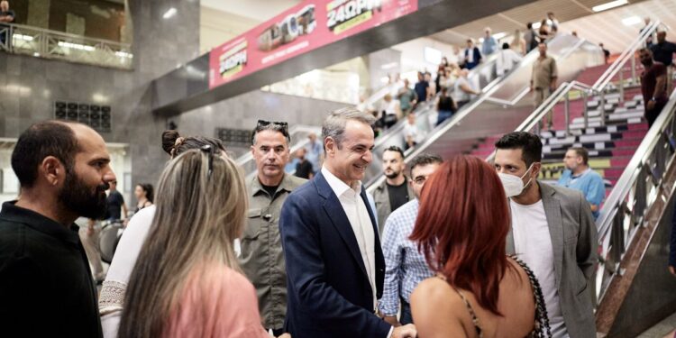 Στο μετρό Συντάγματος ο Κυριάκος Μητσοτάκης