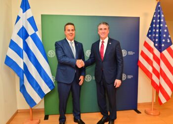 Συνάντηση Burgum - Παπασταύρου: Στρατηγικής σημασίας η ενεργειακή συνεργασία Ελλάδας με ΗΠΑ