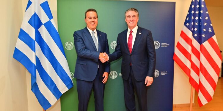 Συνάντηση Burgum - Παπασταύρου: Στρατηγικής σημασίας η ενεργειακή συνεργασία Ελλάδας με ΗΠΑ