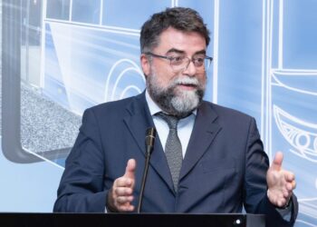 Στην έναρξη της νέας σχολικής χρονιάς, δίπλα στους μαθητές, τους εκπαιδευτικούς και τους γονείς (vid)