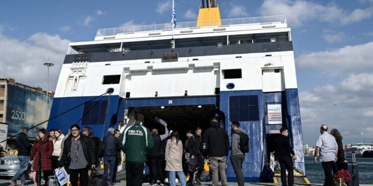 Μεγάλες εκπτώσεις σε ακτοπλοϊκά και αεροπορικά εισιτήρια για αναπληρωτές εκπαιδευτικούς