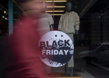 Με… μισθό και συντάξεις το φετινό «δώρο» για τους καταναλωτές