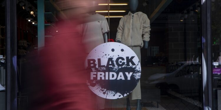 Με… μισθό και συντάξεις το φετινό «δώρο» για τους καταναλωτές