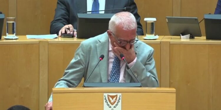 Συγκλόνισε στην Κύπρο ο Νικήτας Κακλαμάνης: Το δάκρυ του Προέδρου – Έσπασε η φωνή του (vid)