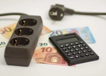 Αυτή η συσκευή «φουσκώνει» τον λογαριασμό ρεύματος – Σταματήστε να την αφήνετε συνεχώς στην πρίζα