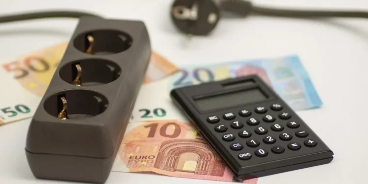 Αυτή η συσκευή «φουσκώνει» τον λογαριασμό ρεύματος – Σταματήστε να την αφήνετε συνεχώς στην πρίζα