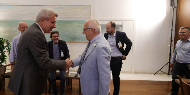 Συνάντηση του Νικήτα Κακλαμάνη με το προεδρείο της ΕΙΗΕΑ