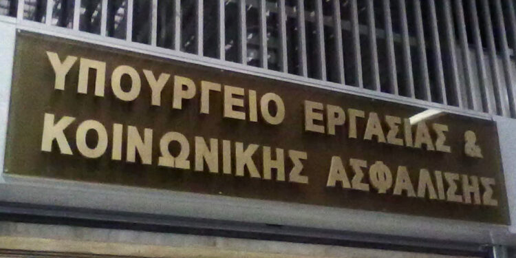 Το ΠΑΣΟΚ επικρίνει τις μεταρρυθμίσεις που οδήγησαν στα ιστορικά ρεκόρ στην απασχόληση