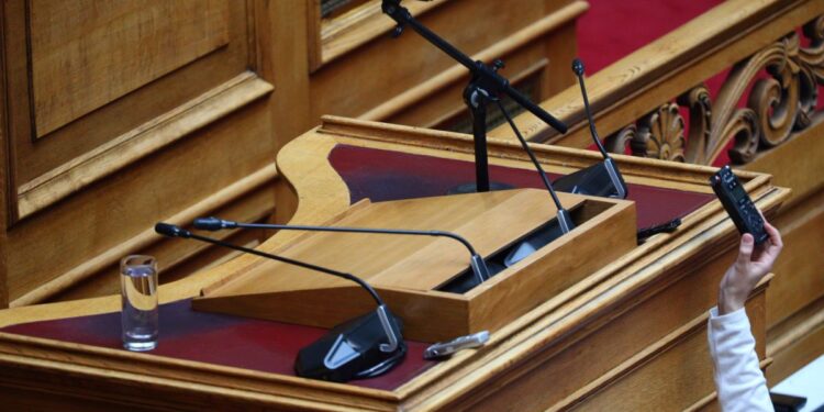 Έρχεται ο “κόφτης” – Κλείνουν τα μικρόφωνα! Ποιος αρχηγός είναι πρωταθλητής της υπέρβασης