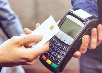 Ποιοι κινδυνεύουν με φορο-πέναλτι 22% αν δεν μαζέψουν τις ηλεκτρονικές αποδείξεις