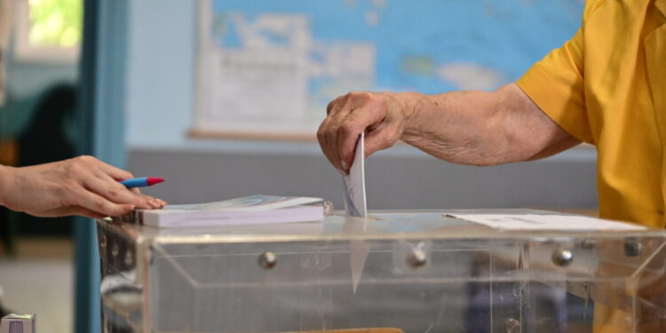 Δημοσκόπηση: Ποιους επιλέγουν οι πολίτες ως ηγέτες της κεντροδεξιάς και της κεντροαριστεράς